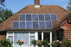 bob综合体育Solar Guide的客户平均支付不到12000英镑的光伏安装费用